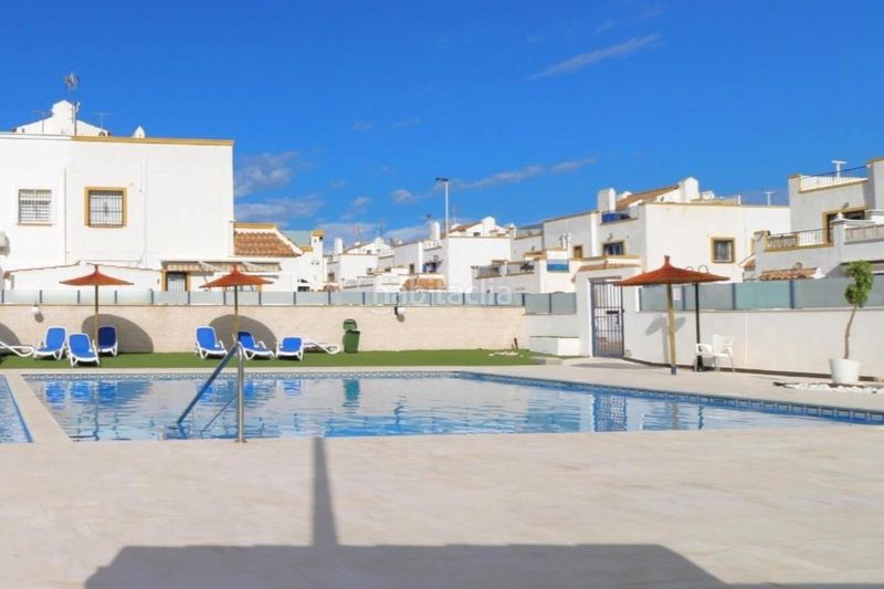 Foto 5d8c3c29-428c-44fb-9d9d-32b2b4c78bff. Casa adossada a calle c. pilar lorengar 49 a Zona Carrefour - Urbanizaciones Torrevieja