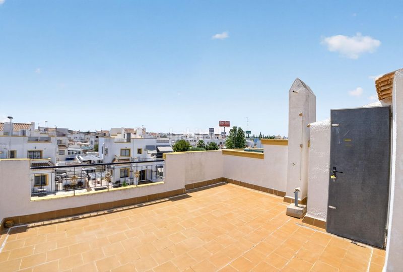 Foto 74ca283c-720c-448a-9da6-d62a56d76552. Casa adossada a calle c. pilar lorengar 49 a Zona Carrefour - Urbanizaciones Torrevieja
