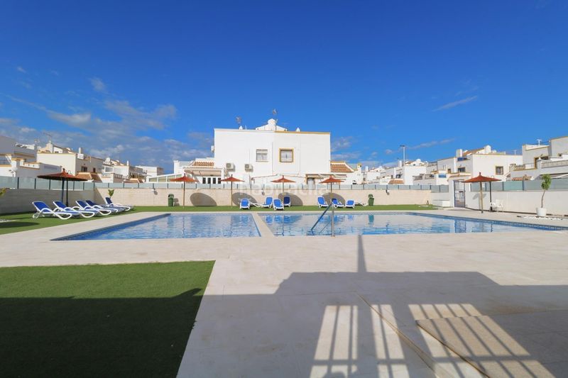 Foto 8a86c55b-ac0d-4b0e-8cf0-3a4c53b1a9f3. Casa adossada a calle c. pilar lorengar 49 a Zona Carrefour - Urbanizaciones Torrevieja