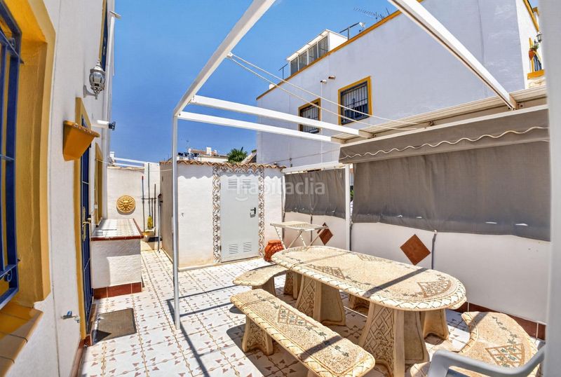Foto a2c05589-71aa-4e70-9596-5d19cc49b8a6. Casa adossada a calle c. pilar lorengar 49 a Zona Carrefour - Urbanizaciones Torrevieja
