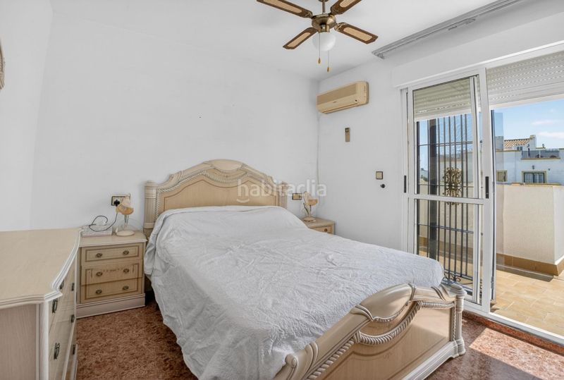 Foto c6d8f3a9-62e5-43ef-b1f5-fcd8af983c8d. Casa adossada a calle c. pilar lorengar 49 a Zona Carrefour - Urbanizaciones Torrevieja