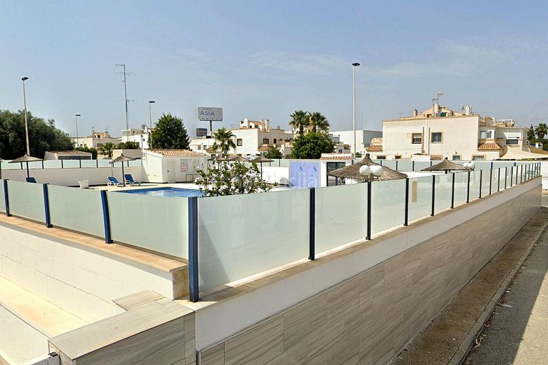 Foto d79956af-b4ed-4e6a-bb1b-3db7d350ef2d. Casa adossada a calle c. pilar lorengar 49 a Zona Carrefour - Urbanizaciones Torrevieja