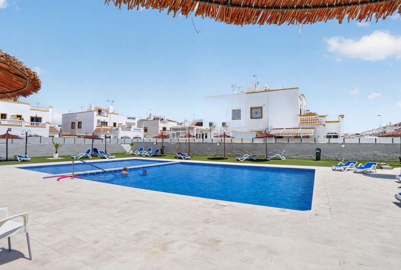 Foto e7308ccd-478d-45fc-8564-445a622a44ea. Casa adossada a calle c. pilar lorengar 49 a Zona Carrefour - Urbanizaciones Torrevieja
