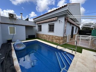 Xalet a Calle c. cienfuegos 21. Chalet independiente con piscina privada en los urrutias, cerca