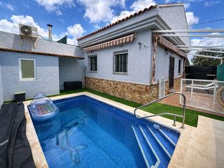 Chalet en Calle c. cienfuegos 21. Chalet independiente con piscina privada en los urrutias, cerca
