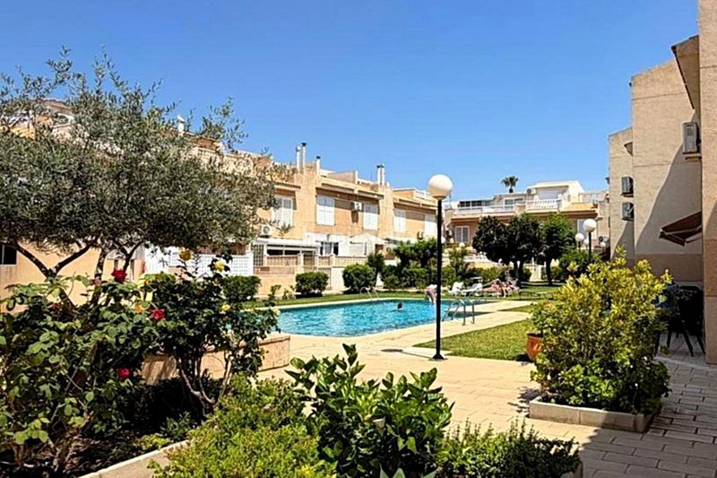 Foto 0d80b5cc-9414-4432-af77-7dabaff16c44. Casa adossada amb aparcament piscina a Zona los Frutales Torrevieja