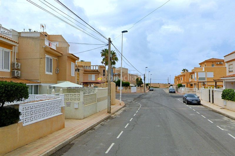 Foto 13349fbd-0779-434b-a971-e86ec2c2edb9. Casa adossada amb aparcament piscina a Zona los Frutales Torrevieja