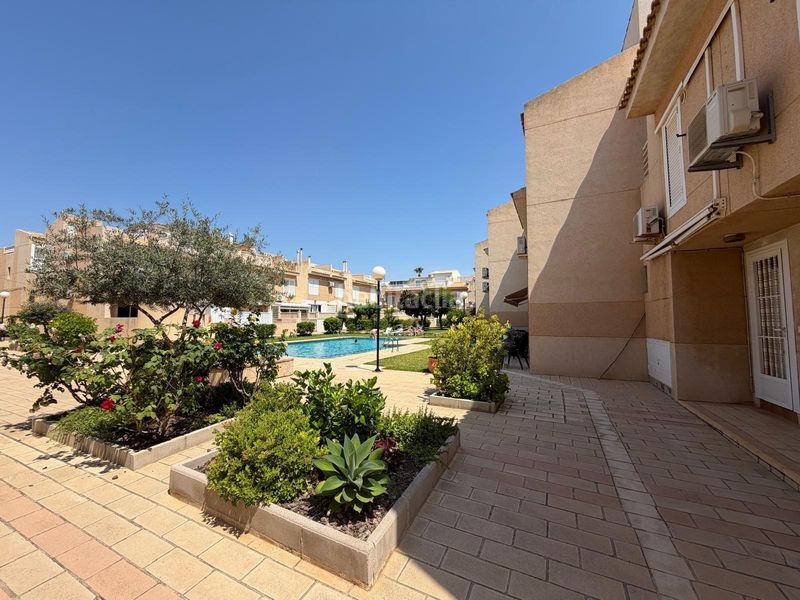Foto 5d2ec3cd-8fde-42b9-a073-b04bf57927e6. Casa adossada amb aparcament piscina a Zona los Frutales Torrevieja