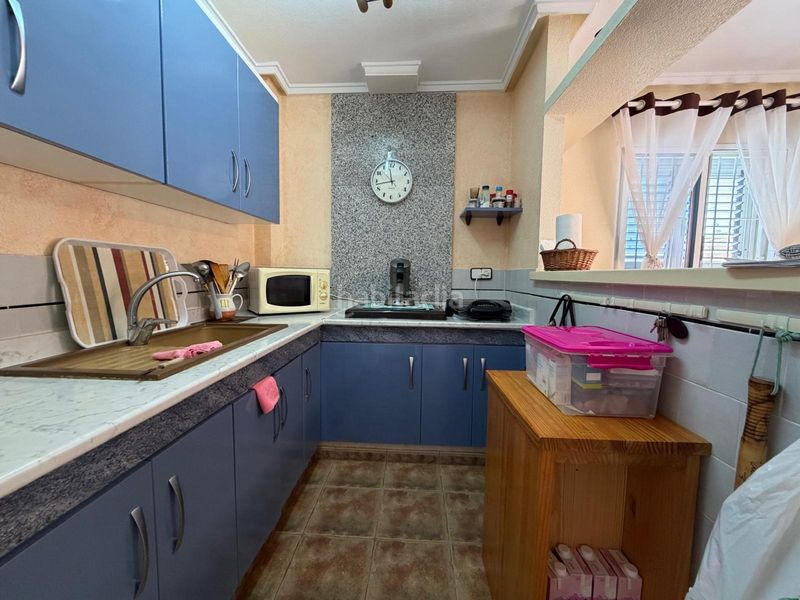Foto c2b2a661-8303-48b1-844f-17ab9f15038a. Casa adossada amb aparcament piscina a Zona los Frutales Torrevieja