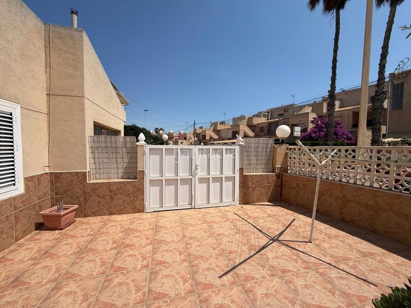Foto dd0e50de-a571-4ee1-b75e-cd42e790dbfa. Casa adossada amb aparcament piscina a Zona los Frutales Torrevieja