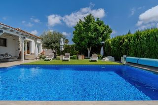 Xalet a Calle. Villa moderna de una sola planta construida en 2008. renovada y