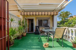 Reihenhaus in Calle c. isla tenerife-cast i 5. Casa adosada espaciosa y bien cuidada, a tan solo 600 m de la pl