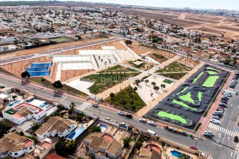 Foto 308f1abc-cfed-45e2-b460-75185e64e931. Casa aparellada a calle c. schumann 19 a Zona Carrefour - Urbanizaciones Torrevieja