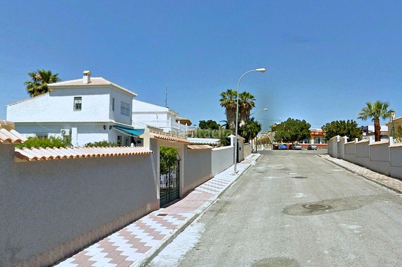 Foto 74b9ab18-6e6c-4527-8f24-77a1146e76bb. Casa aparellada a calle c. schumann 19 a Zona Carrefour - Urbanizaciones Torrevieja