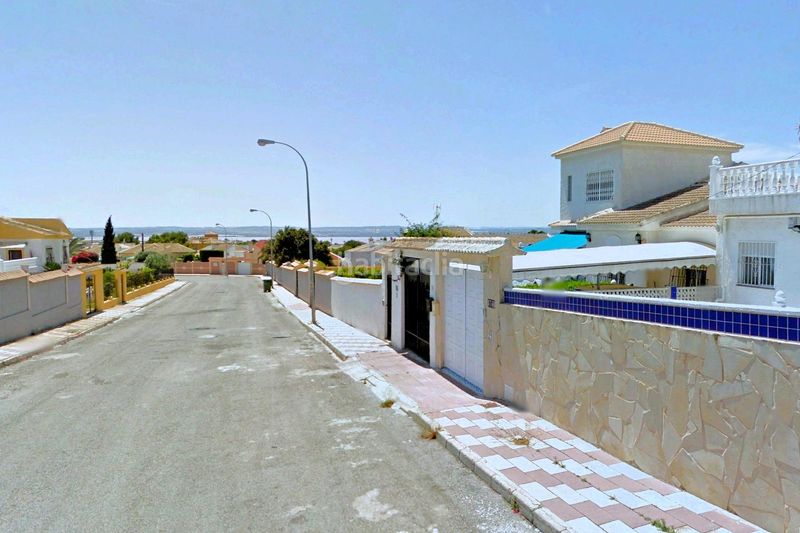 Foto ea773cb1-1f09-4f74-82db-bb0bd3ed2caa. Casa aparellada a calle c. schumann 19 a Zona Carrefour - Urbanizaciones Torrevieja