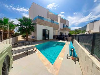 Chalet à Calle. Villa moderna construida en 2023 con pequeña piscina privada y g