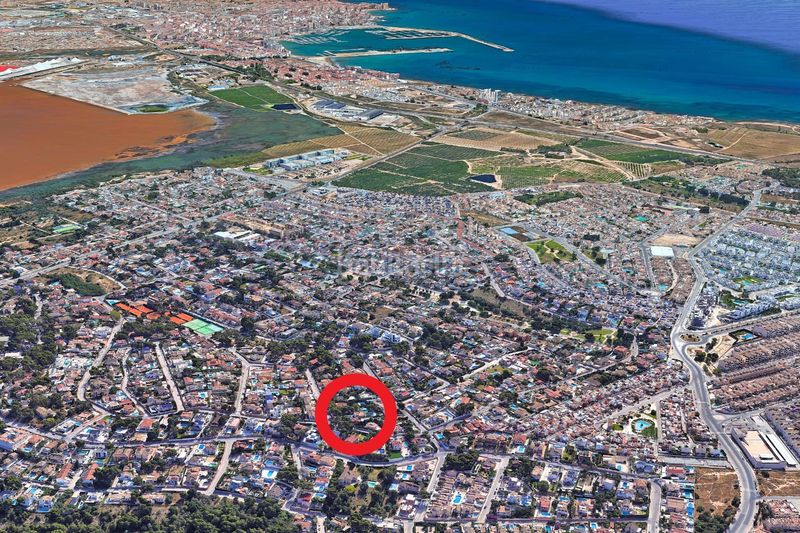 Foto f9f4466f-5cb3-4a5e-b681-870b7807f8d8. Xalet a avenida av. elche bal 41 a Los Balcones-Los Altos Torrevieja