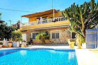 Casa aparellada a Avenida Av. de Torrevieja 19A