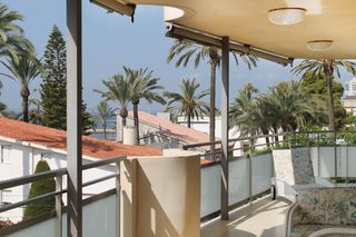 Apartament a Carrer. Amplio apartamento aprox. 150 m2 con gran balcón orientado al su