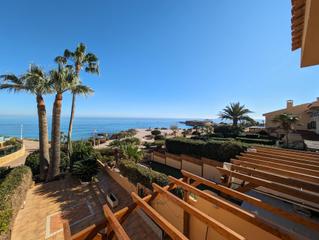 Casa adossada a Calle almadraba de la 235. Espléndido bungalow con vistas al mar en los baños de la reina,