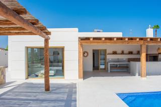 Chalet en Calle lavanderas. Exclusiva villa totalmente reformada, una planta 190 m y piscina