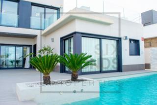 Chalet en San Miguel de Salinas. Villa de lujo de 318 m con 5 dormitorios y 4 baños.