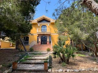 Chalet en Avenida. Magnífica villa de estilo rústico, construida en el año 2000 con