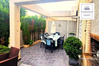 Reihenhaus in Calle talia 4. Casa adosada de dos plantas 100 m, amplia terraza privada, jardí