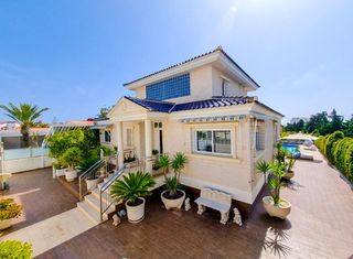 Chalet in Calle c. mimosas 14. Villa exclusiva en una de las mejores zonas de torreviejas, a ta