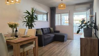 Casa a schiera in Calle trepadora 16. Casa adosada reformada aprox. 83 m2 con terrazajardín y gran pis
