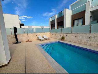 Chalet en Carrer salvador del. Bienvenido a esta elegante villa situada en una de las zonas más