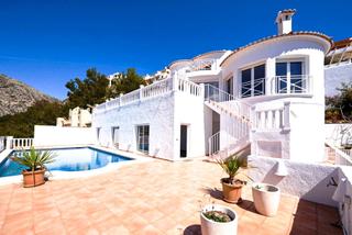 Chalet à Mascarat. Fabulosa villa independiente 300 m en altea hills.