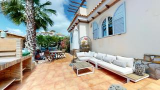 Chalet à Calle san francisco. Magnífica villa 220 m en la zenia con 5 dormitorios y 3 baños.
