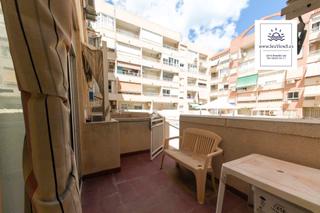 Appartement à Calle calle goleta 34. Acogedor apartamento céntrico 48 m con terraza frente a la pisci