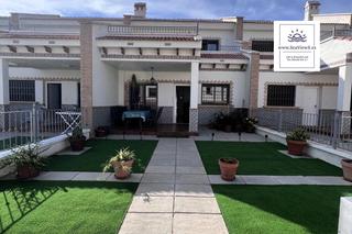 Maison jumelée à Calle casica de las almas 5. Moderna casa adosada 106 m en dos plantas. varias terrazas, pisc