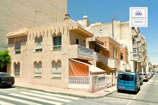 Semi detached house in Calle arquitecto larramendi 9. Casa adosada céntrica 108 m con 3 dormitorios, 2 baños y a solo