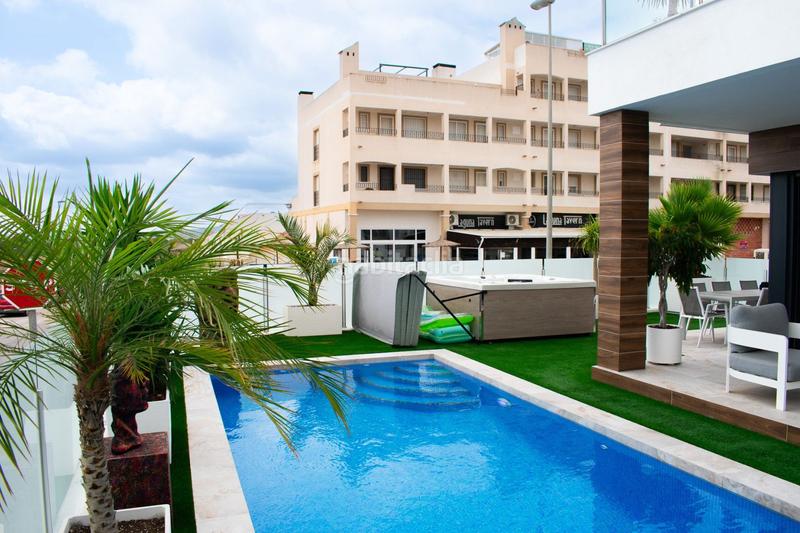Foto 5f33e61b-c396-47ee-b9f6-1b282878c37f. Chalet en calle mandarino villa exclusiva 193 m en la zona de vistabella golf. en Orihuela