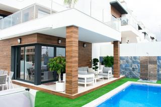 Chalet à Calle mandarino. Villa exclusiva 193 m en la zona de vistabella golf.