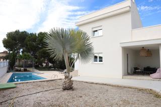 Xalet  Naciones. Chalet con piscina y 5 dormitorios en ciudad quesada rojales