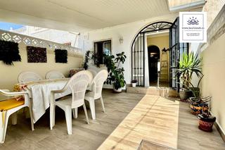 Casa adosada en Calle paris 102. Acogedora casa adosada céntrica con 2 dormitorios, 2 baños, vari