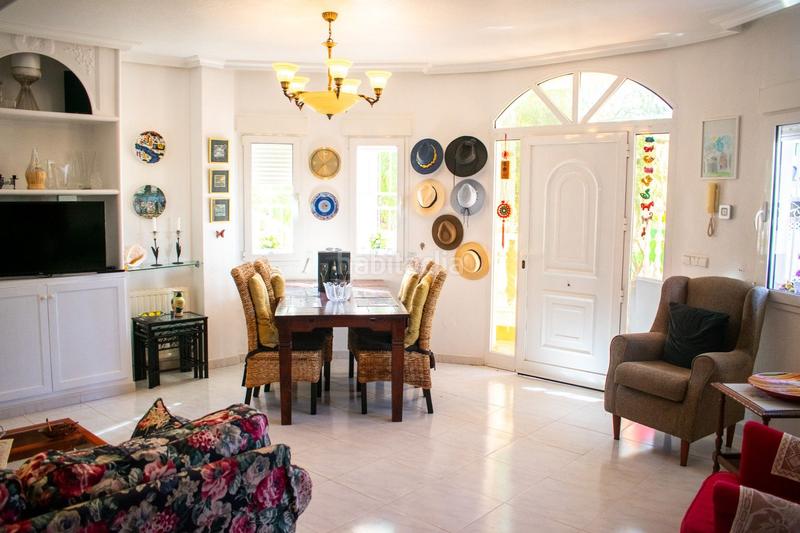 Foto ac10ea75-978f-4e05-97ab-f97876204658. Chalet avec piscine dans La Zenia Orihuela