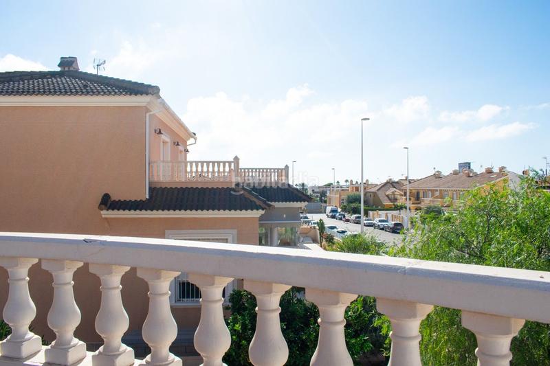 Foto 261114aa-6315-4aae-a954-74296df6b521. Chalet con piscina in La Zenia Orihuela