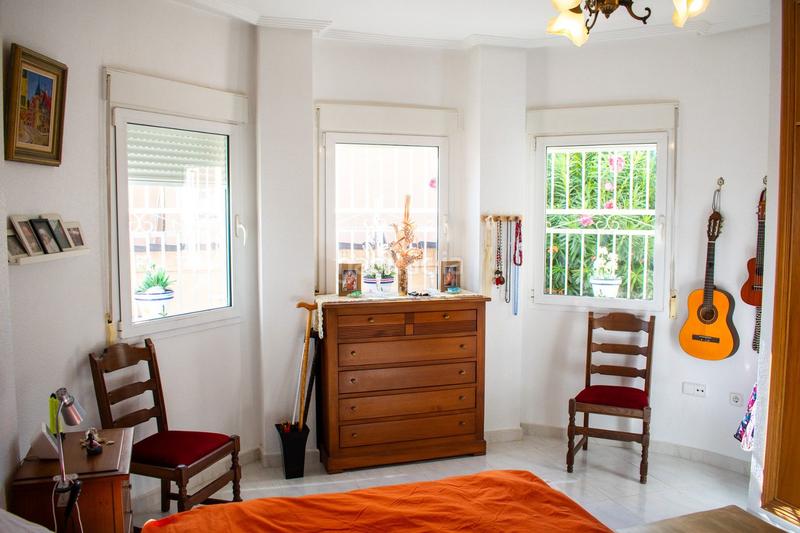 Foto c5c00ffd-f96d-4f12-bfb5-4ebf72b9289f. Chalet con piscina in La Zenia Orihuela