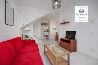 Casa adossada a Calle gaviota 12. Acogedora y cuidada casa adosada de dos plantas 72 m con 3 dormi