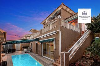 Chalet in Urbanizacion los altos 41. Maravillosa villa de tres plantas 162 m2  terrazas con 5 dormito