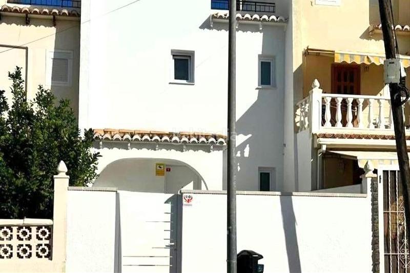 Foto 2c4e11e7-321d-4ace-8db2-aafd9a25f78c. Casa a schiera in calle salvador dali 100 in Los Balcones-Los Altos Torrevieja