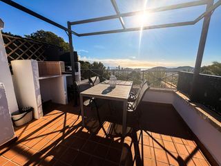Reihenhaus in Calle. Casa adosada reformada con amplia terraza y vistas a benidorm y