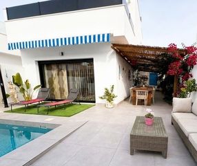 Doppelhaus in Calle. Moderna villa adosada, construida en 2024, con piscina privada y
