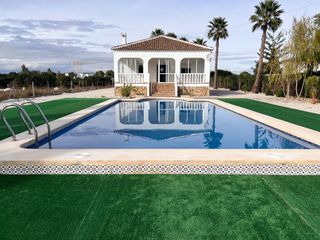 Chalet in Lugar escorredor 16b. Amplia villa reformada con gran jardín y piscina, cerca del cent