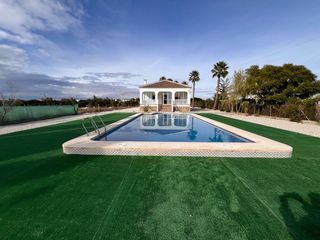 Chalet in Lugar. Amplia villa reformada con gran jardín y piscina, cerca del cent